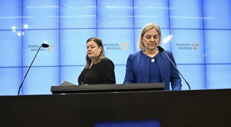 Socialdemokraternas partiledare Magdalena Andersson och Kommunals ordförande Malin Ragnegård under en pressträff om landets äldreomsorg. Foto: Fredrik Sandberg/TT